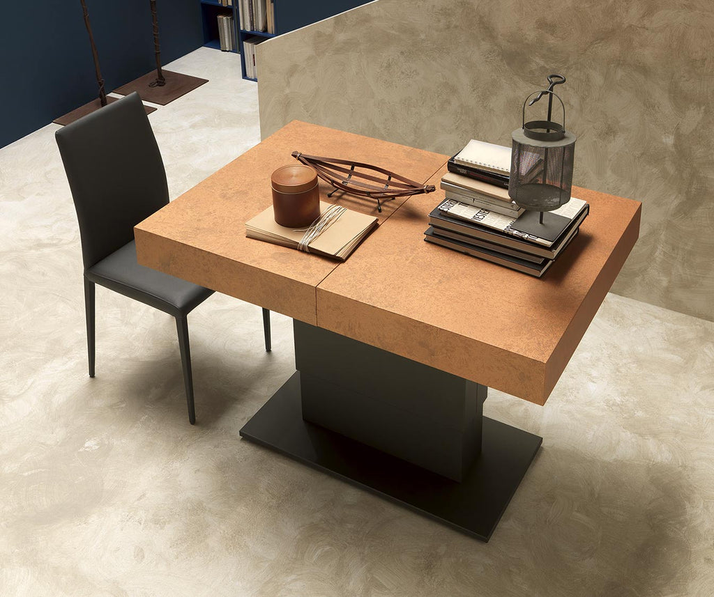 Table extensible design en matériau naturel dans un salon moderne, mise en scène avec objets décoratifs, modèle ARES FOLD +50 coloris & matériaux.