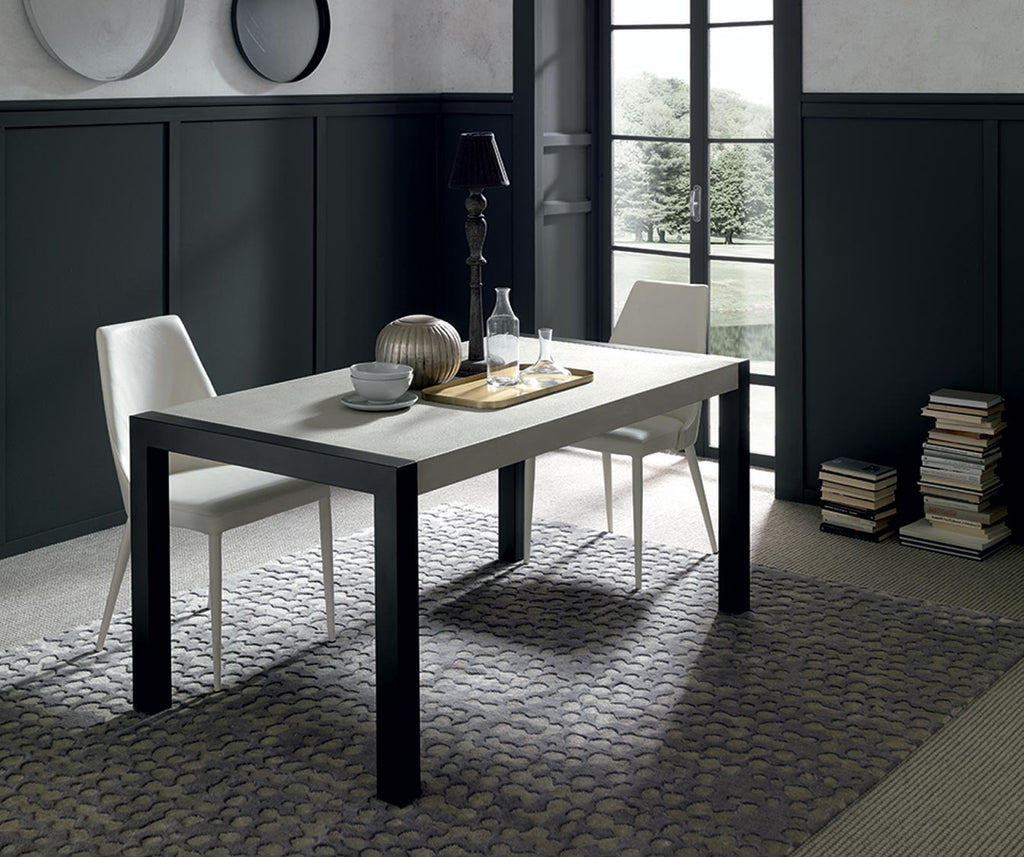 Table extensible moderne ARGON +50 coloris & matériaux avec plateau clair et pieds noirs, décorée sobrement dans une pièce élégante et lumineuse.