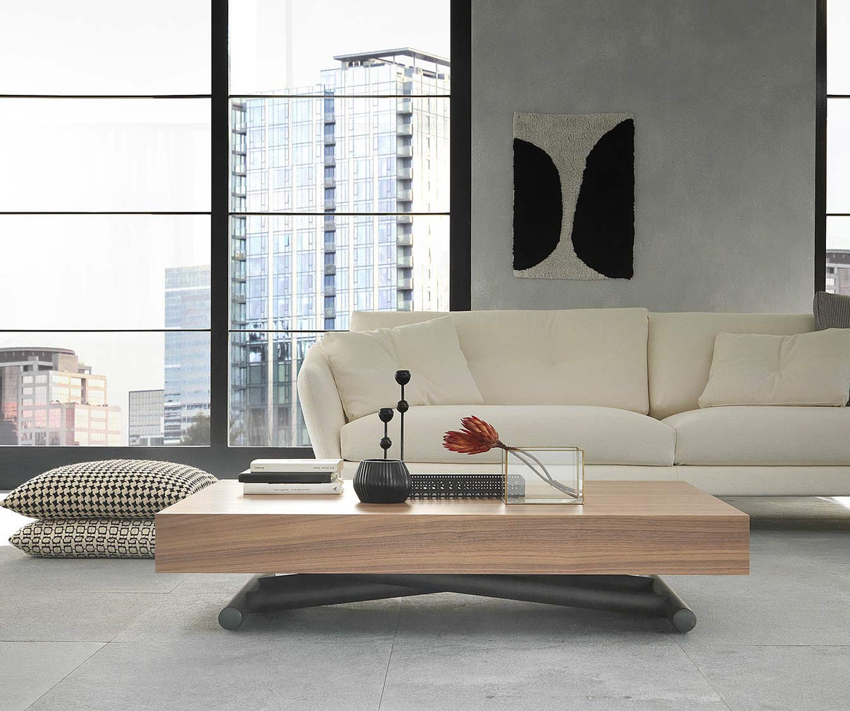 Table basse design BOSTON Plaqué Noyer canaletto avec structure noire, décorée d’objets contemporains, installée dans un salon lumineux avec canapé crème et grandes baies vitrées.