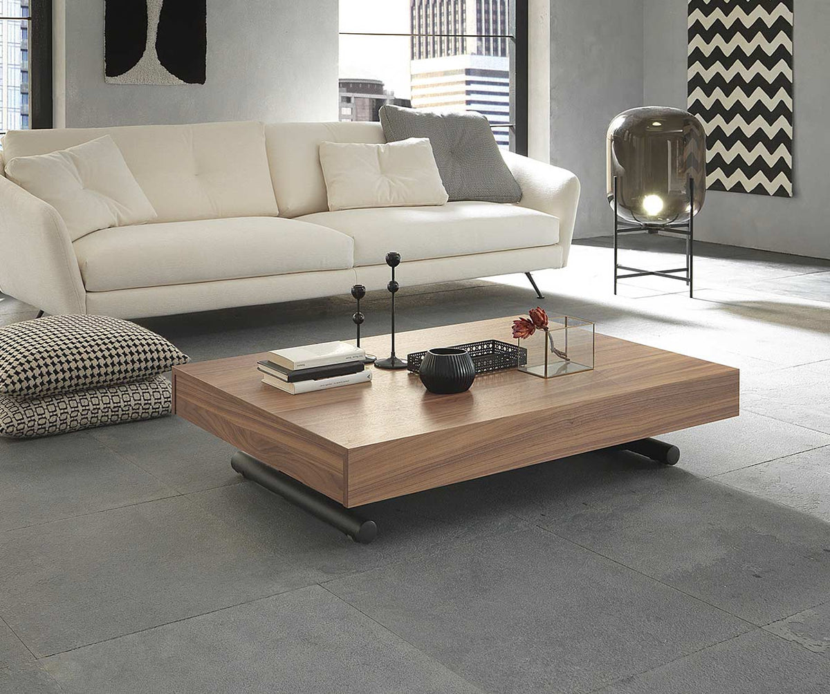 Table basse extensible BOSTON Plaqué Noyer canaletto au design moderne posée dans un salon lumineux avec canapé beige et décoration minimaliste.