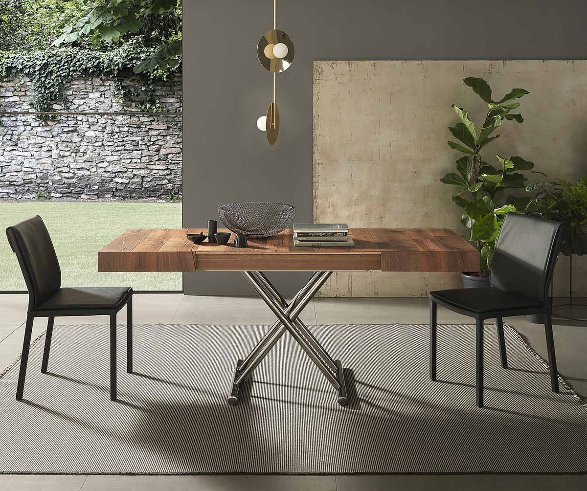 Table extensible élégante en CALYPSO Bois Massif Termotrattato avec pied en métal, entourée de deux chaises noires dans un intérieur moderne et lumineux, parfaite pour un usage quotidien.