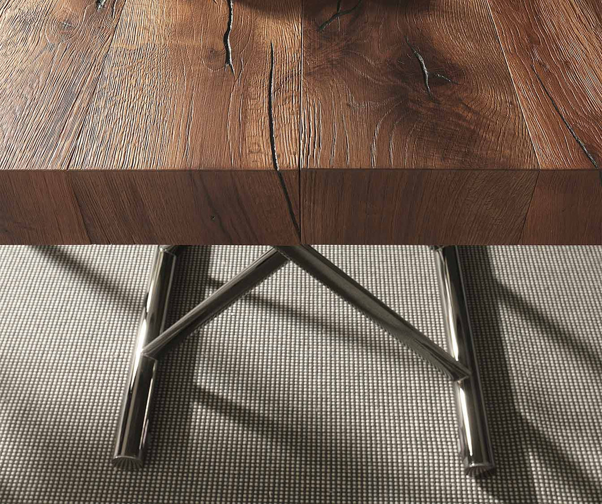 Plateau en CALYPSO Bois Massif Termotrattato avec finition en bois naturel, reposant sur un piètement en métal chromé au design contemporain.
