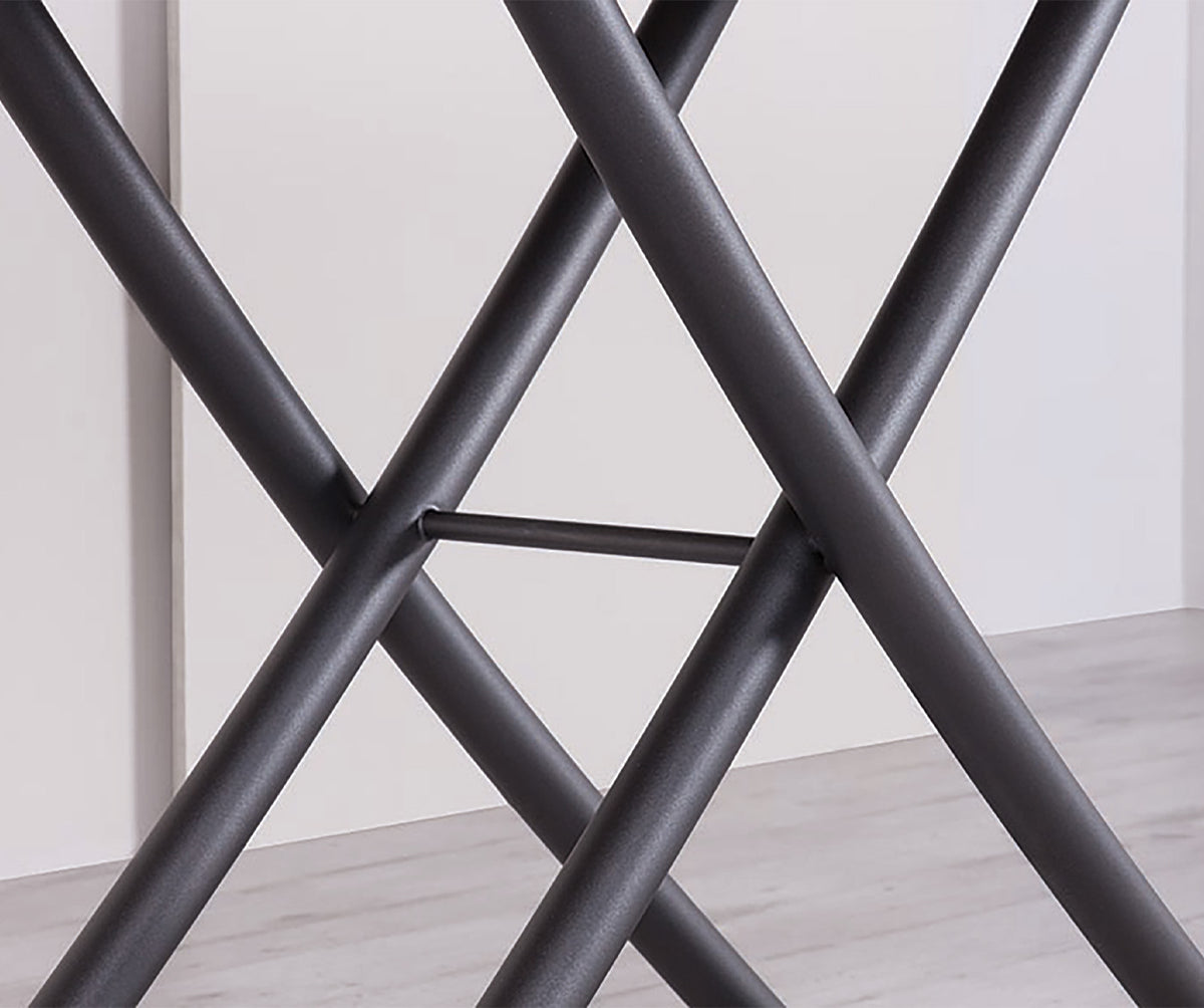 Détail des pieds métalliques noirs croisés d'un meuble en GENIALE Mélaminé Nodato, mettant en valeur la structure robuste et le design moderne.