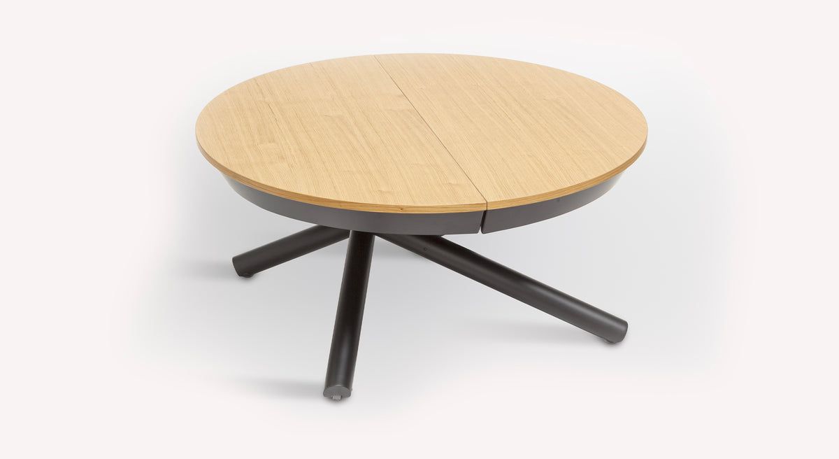 Table basse ronde relevable Helios avec plateau en bois clair et pieds noirs croisés
