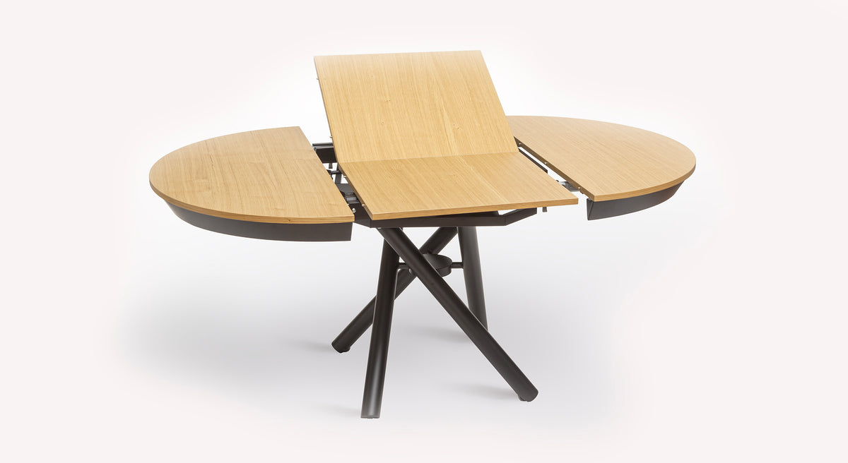 Table relevable Helios en bois clair avec plateau extensible et pieds noirs croisés