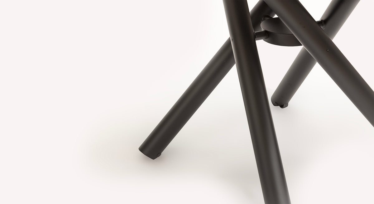 Pieds croisés en métal noir d'une table relevable Helios, design moderne et épuré