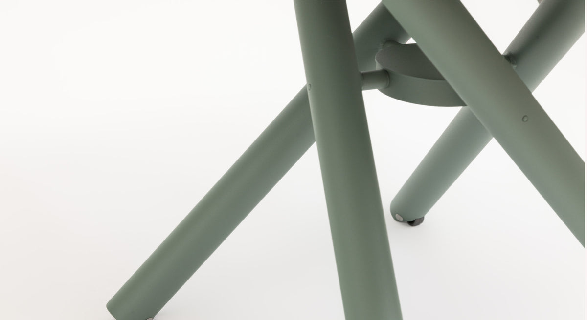 Pieds croisés en métal vert d'une table extensible Helios