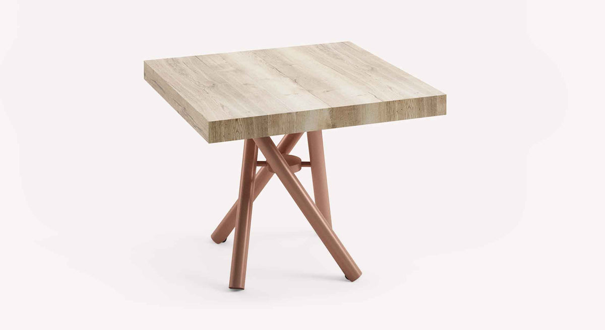 Table carrée au design moderne avec plateau effet bois clair et pieds en métal couleur cuivre, modèle LEVANTE Mélaminé Nodato, idéale pour espaces contemporains.
