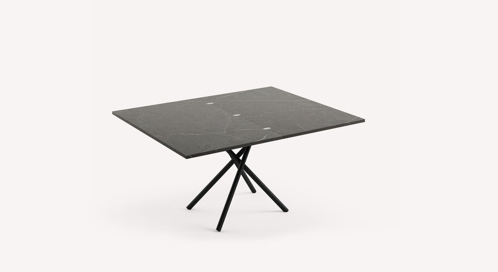 Table carrée relevable avec plateau en LOTUS Mélaminé Pierre grise et piètement noir design, idéale pour optimiser l'espace de votre salon ou salle à manger.