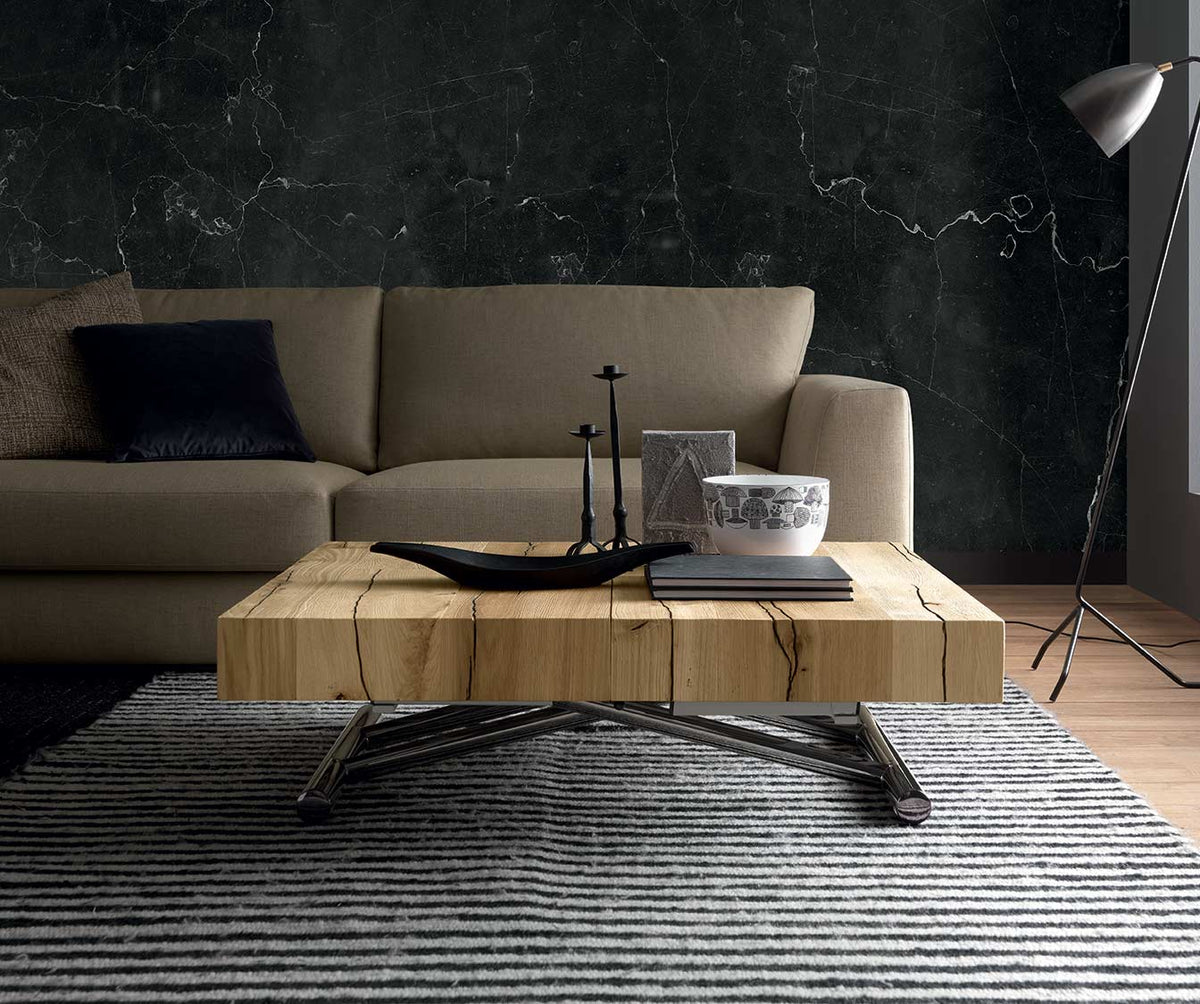 Table basse avec plateau en bois naturel et pieds métalliques noirs dans un salon moderne, présentée dans la collection TAVOLETTO +50 coloris & matériaux.