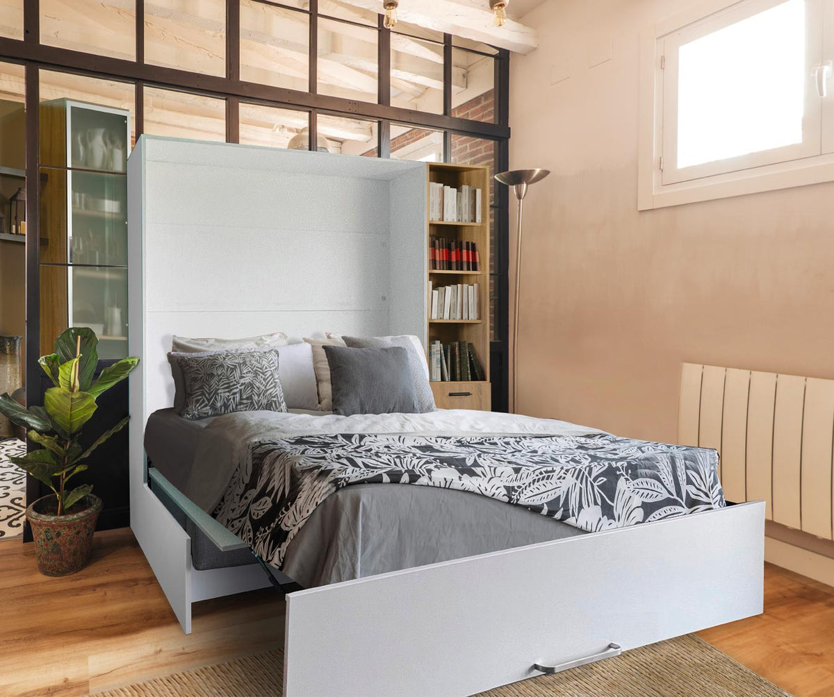 Armoire-lit fonctionnelle ouverte dans une chambre lumineuse avec linge de lit gris et motifs floraux, intégrant le modèle MELAMIX LVA Sofa +50 coloris & matériaux.