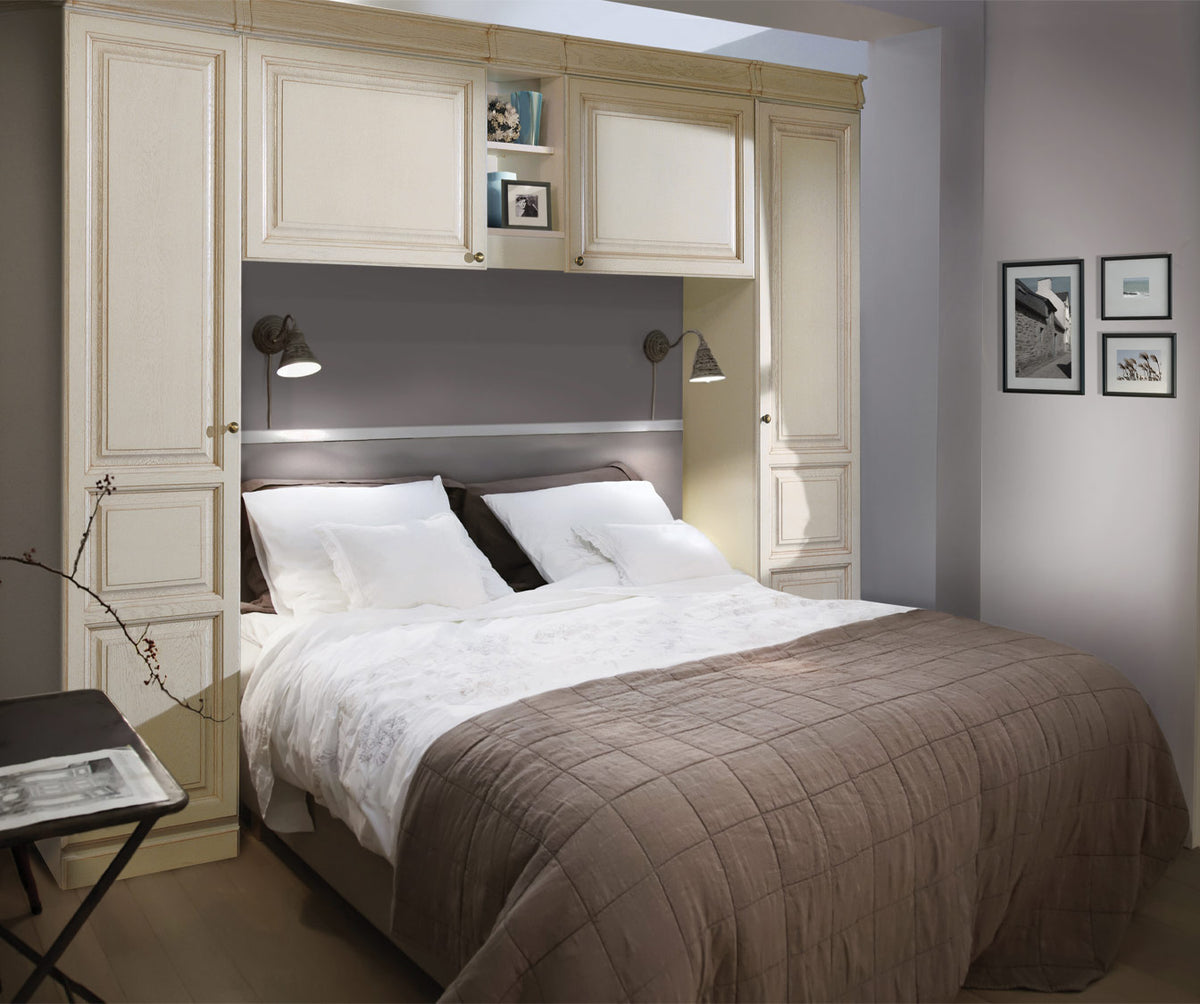 Lit escamotable encadré par un meuble de rangement en bois beige avec éclairage intégré, décor élégant et fonctionnel, représentant la collection MASTER +50 coloris & matériaux.