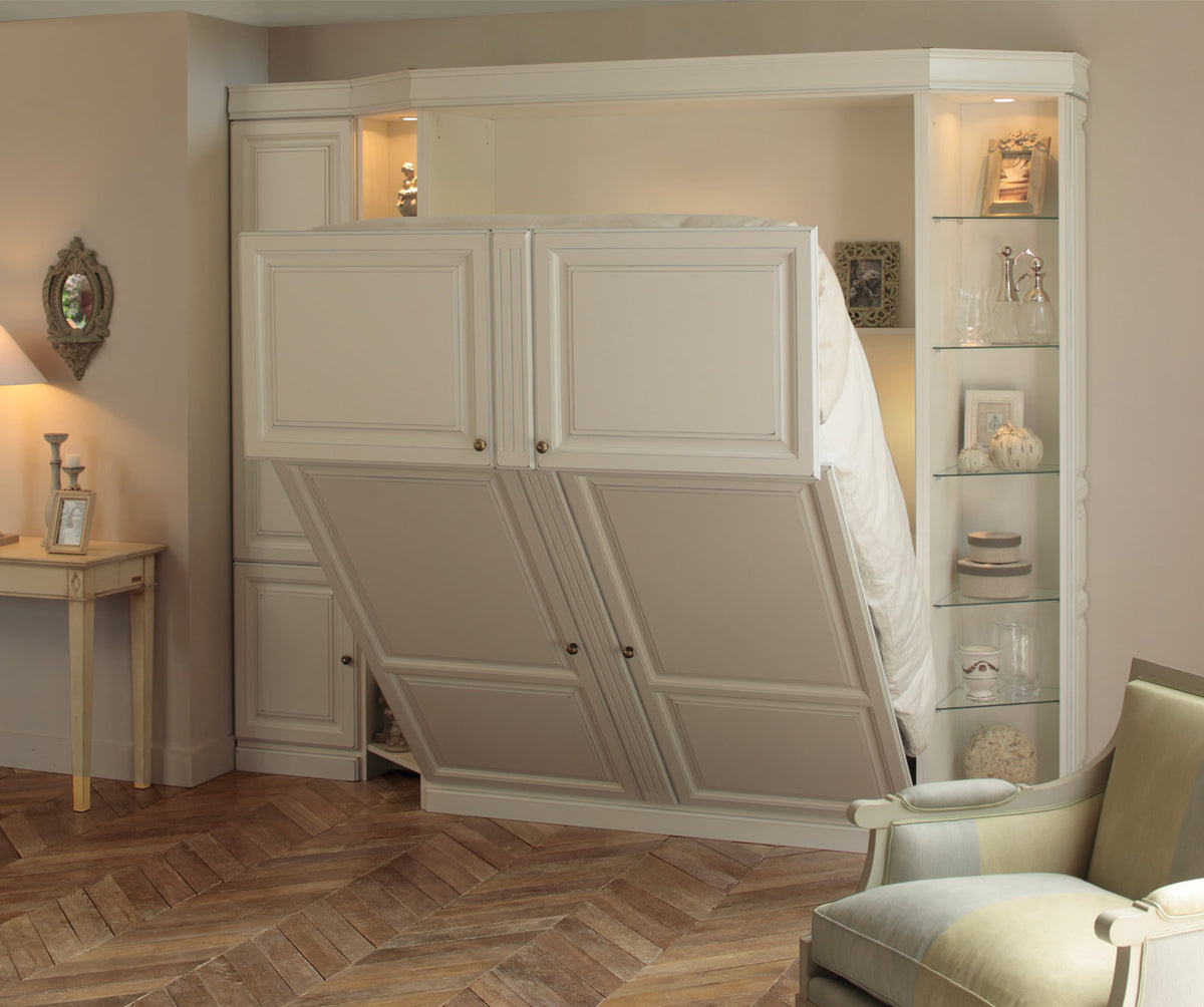 Armoire-lit élégante en bois blanc ouverte avec lit escamotable déployé dans un salon cosy, présentant le modèle MASTER +50 coloris & matériaux de La Maison Convertible.
