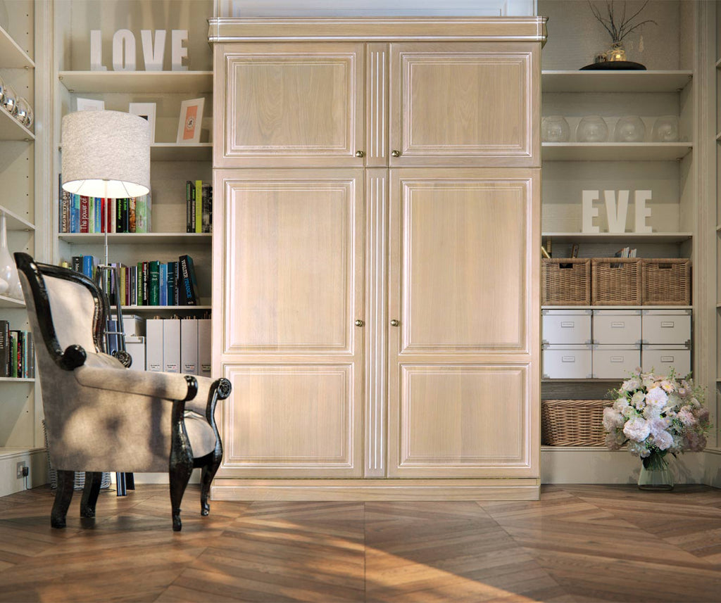 Armoire-lit en bois clair intégrée dans une bibliothèque, ambiance chaleureuse avec fauteuil rétro et lampe, démontrant l’élégance fonctionnelle du modèle MASTER +50 coloris & matériaux.
