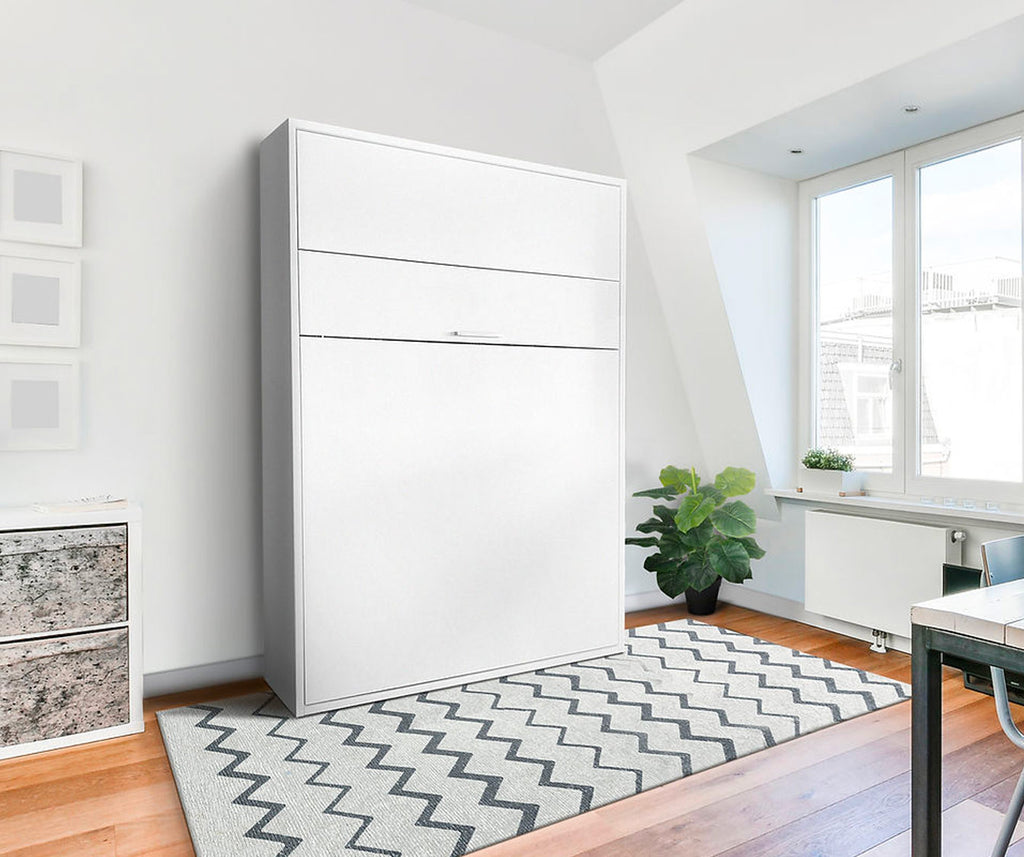 Armoire-lit murale blanche moderne BETTY Mélaminé Blanc dans un salon lumineux avec parquet et tapis graphique, idéale pour optimiser l'espace avec un lit escamotable.