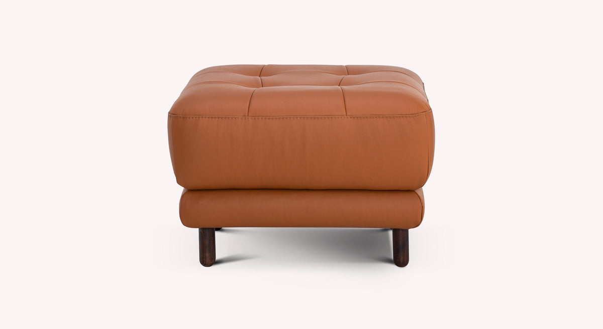 Lot canapé et pouf CLARK Cuir en cuir cognac, pouf carré capitonné avec pieds en bois sombre, design élégant et confortable pour un intérieur moderne.