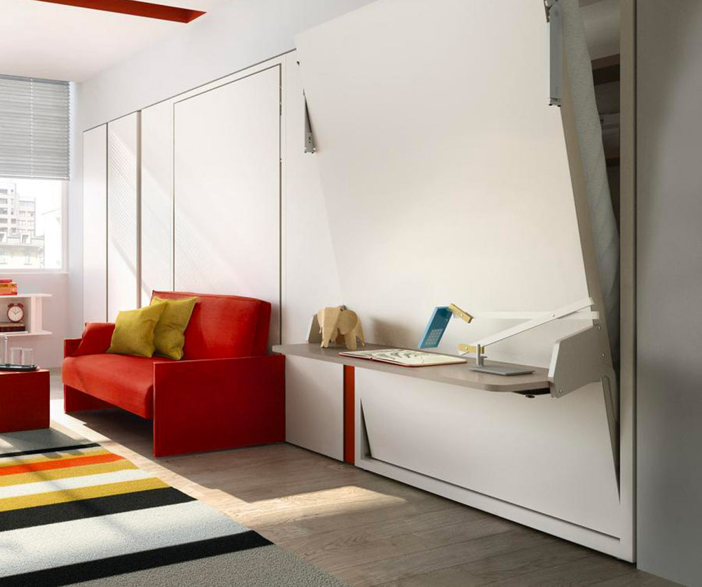 Espace de vie moderne avec canapé rouge et mobilier fonctionnel incluant un lit escamotable ALTEA BOARD +50 coloris & matériaux, optimisant confort et gain de place.
