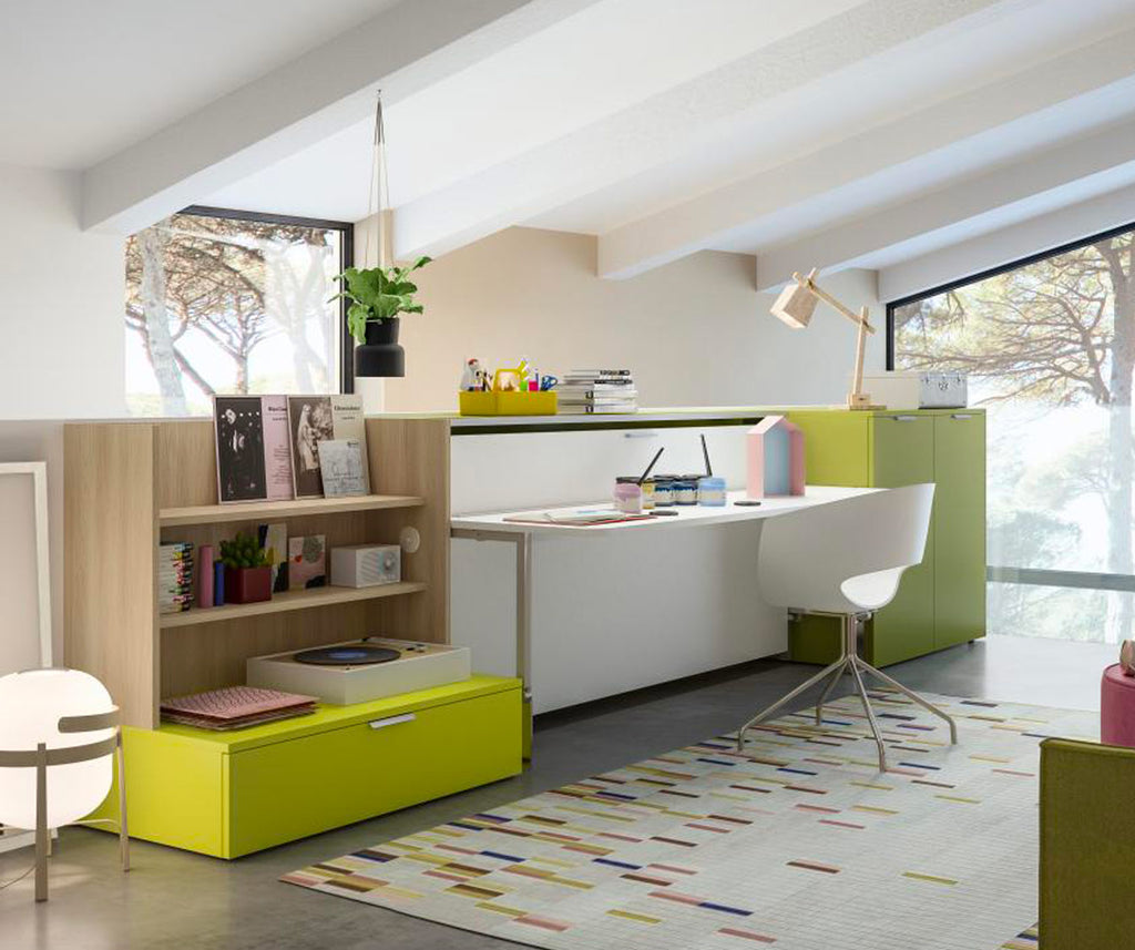 Espace de travail moderne avec bureau escamotable et rangements verts, intégrant le système CABRIO +50 coloris & matériaux dans un intérieur lumineux et épuré.