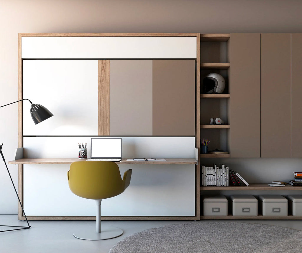 Espace de travail contemporain avec bureau intégré et fauteuil vert devant un meuble mural fonctionnel, mettant en valeur le design épuré de KALI DUO BOARD +50 coloris & matériaux.