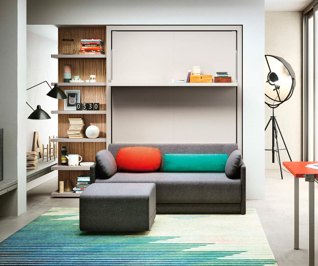Canapé convertible moderne gris avec coussins colorés, associé à un lit escamotable et un rangement en bois, présenté dans un intérieur lumineux pour OSLO SOFA +50 coloris & matériaux.