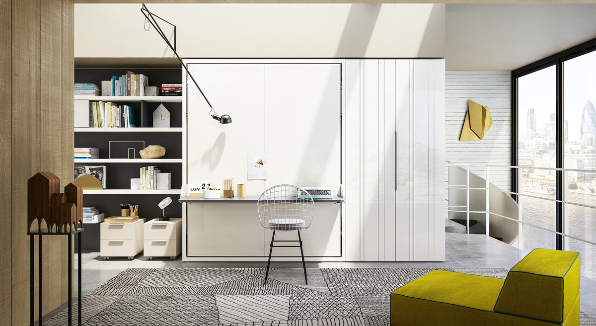 Espace moderne avec lit escamotable Penelope, bureau intégré, étagères remplies de livres et vue sur la ville