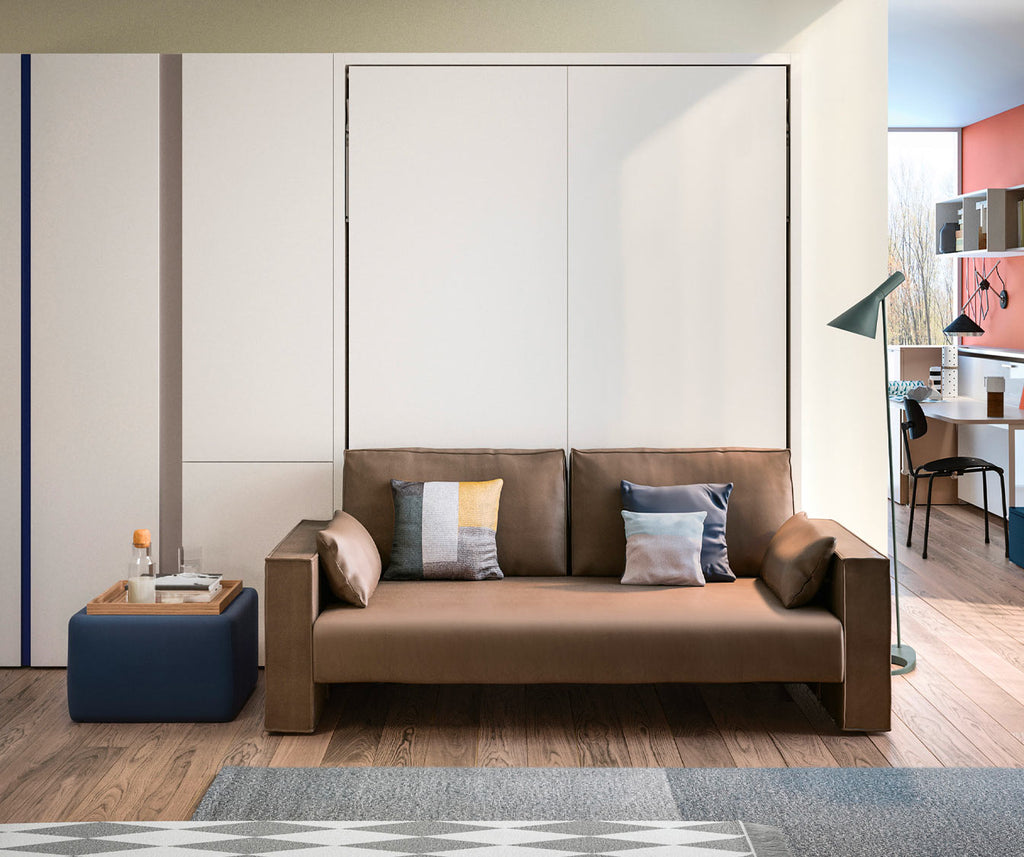 Canapé convertible PENELOPE SOFA +50 coloris & matériaux en tissu marron avec coussins décoratifs, intégré dans un salon moderne avec lampe sur pied et mobilier contemporain.