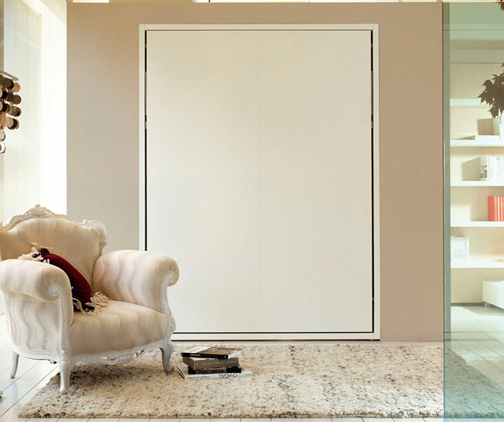 Mur beige avec lit escamotable fermé "PENELOPE +100 tissus au choix", fauteuil style classique crème avec coussins, tapis clair, ambiance lumineuse et moderne.