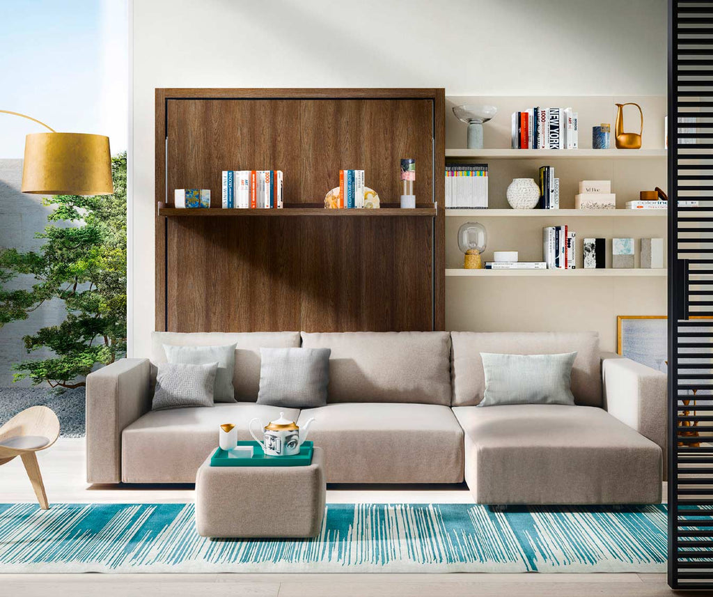 Salon moderne avec canapé d'angle beige et meuble-lit escamotable en bois, décoré avec étagères colorées, présenté dans la collection SWING SOFA +50 coloris & matériaux