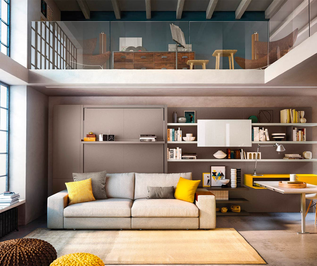 Salon moderne avec canapé gris clair et coussins jaunes devant un mur équipé d'un lit escamotable et d'étagères, mettant en scène le modèle TANGO +50 coloris & matériaux.