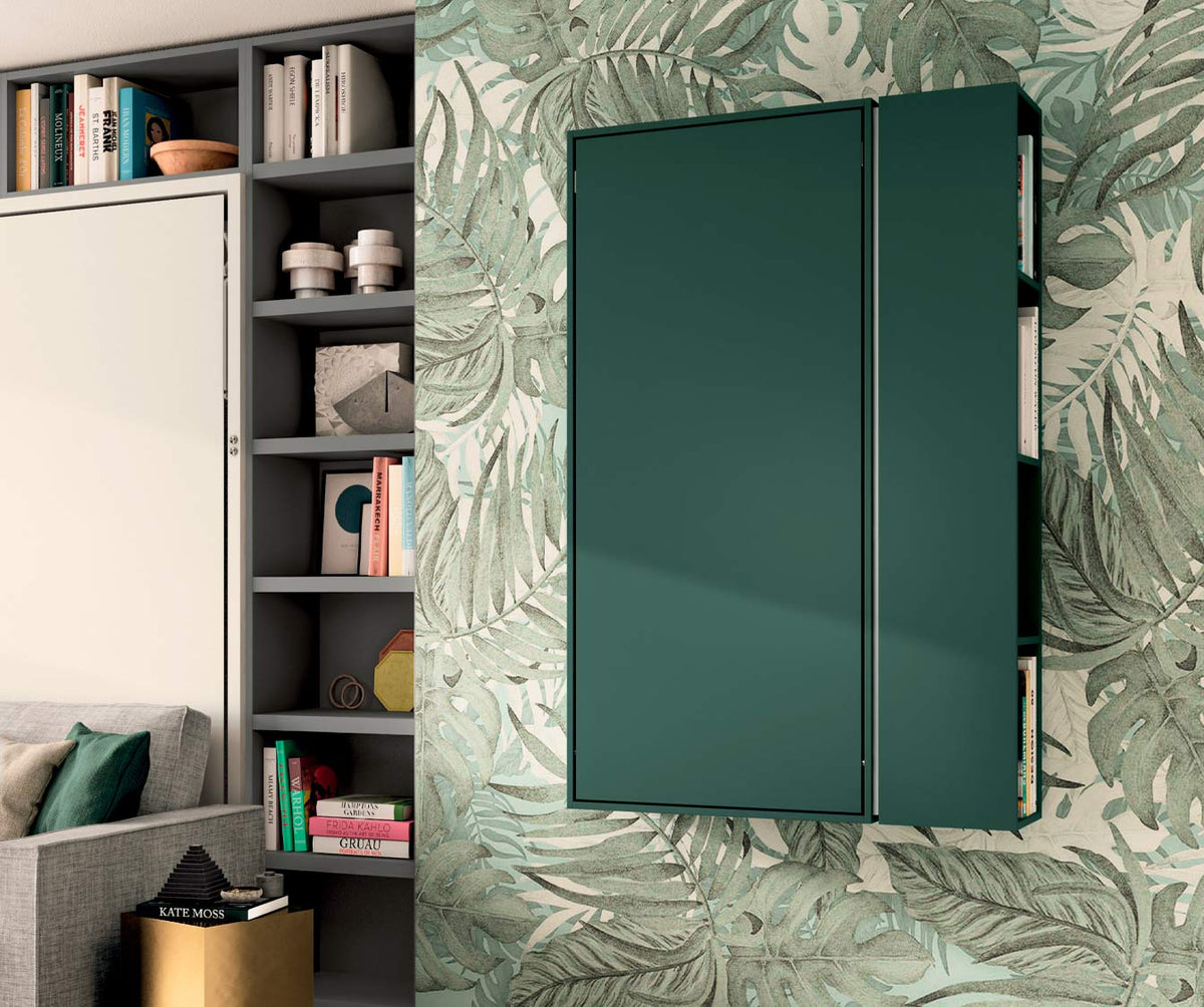 Bureau WALLY +50 coloris & matériaux fixé sur un mur avec papier peint végétal, entouré d’étagères de bibliothèque, offrant un meuble fonctionnel et design dans un intérieur contemporain.
