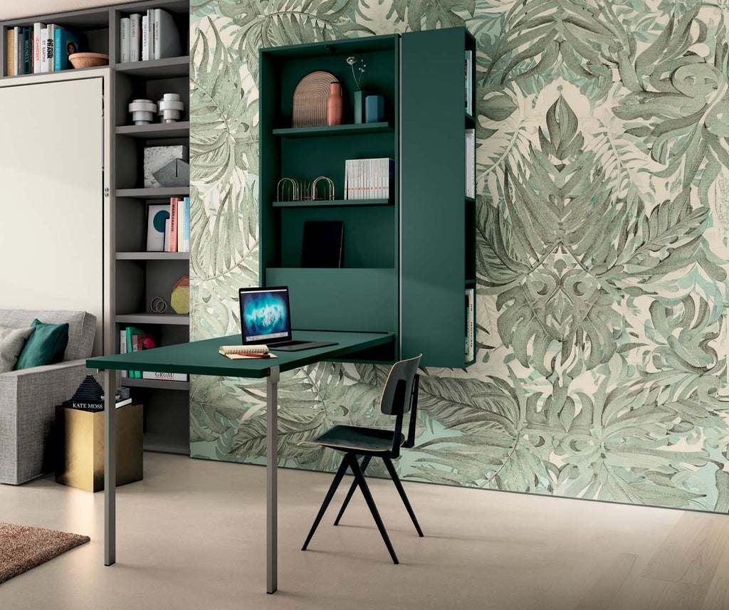 Coin bureau fonctionnel et design avec Bureau WALLY +50 coloris & matériaux, comprenant un bureau rabattable vert émeraude intégré dans un mur décoré de papier peint végétal.