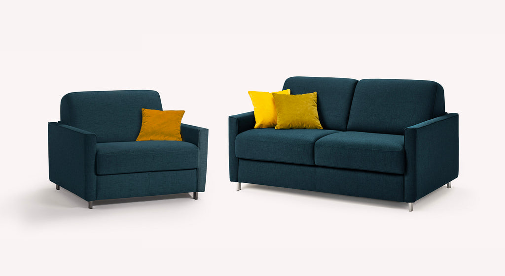 Lot canapé et fauteuil JIMMY Foster Bleu ocean avec coussins jaune et moutarde, design moderne et élégant, idéal pour un salon confortable et stylé.