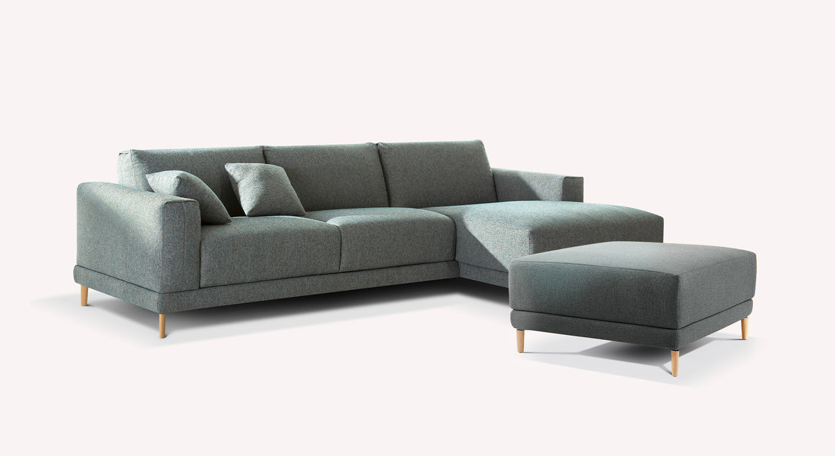 Canapé d'angle gris avec pouf assorti, style moderne, pieds en bois clair