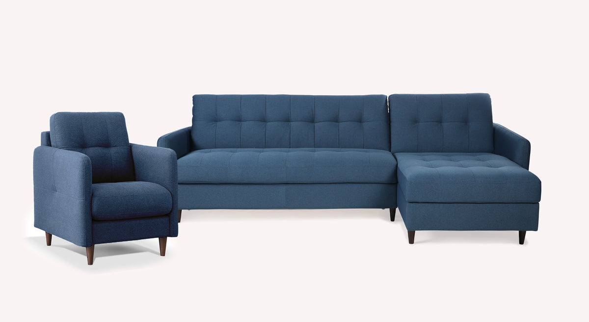 Canapé d'angle et fauteuil en tissu bleu denim, style moderne Soho, avec pieds en bois, sur fond blanc