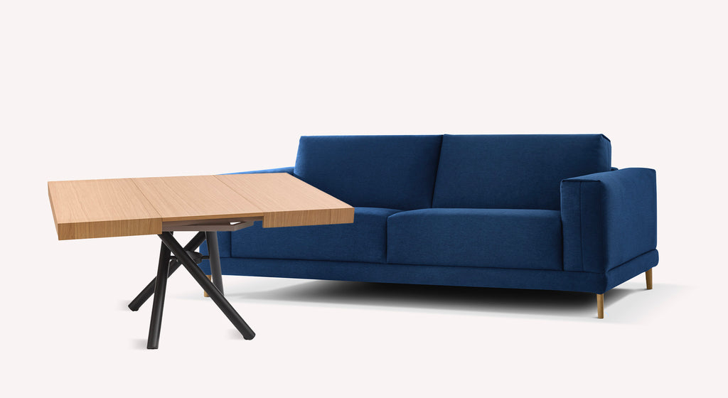 Canapé bleu moderne avec table en bois clair sur pieds noirs, style contemporain