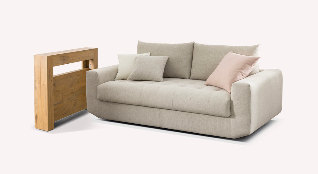 Lot canapé STELLA et table SLIMMY avec canapé confortable en tissu beige clair et table d’appoint en bois naturel, design moderne et épuré pour un salon élégant.