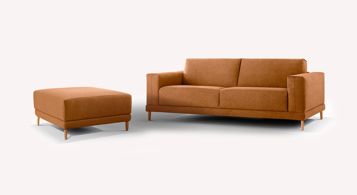 Canapé convertible BAKER Bentley Ocre avec un pouf assorti, revêtement tissu ocre et pieds en bois clair, élégant et confortable pour un couchage quotidien.