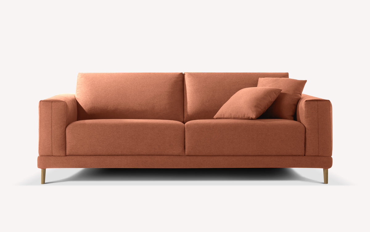 Lot canapé et pouf BAKER en tissu couleur terre cuite avec structure en bois, design moderne et épuré, offrant un confort optimal pour salon contemporain.