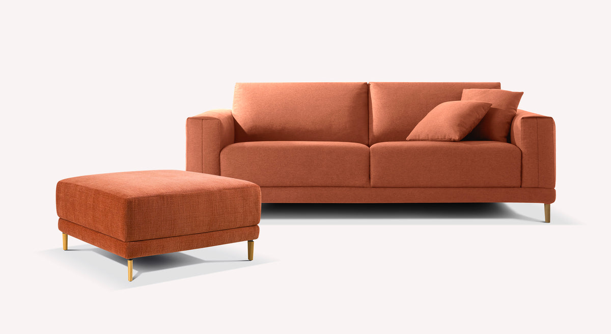 Lot canapé et pouf BAKER en tissu orange, design moderne avec coussins assortis et pieds en bois clair, offrant un confort élégant et modulable pour un salon contemporain.