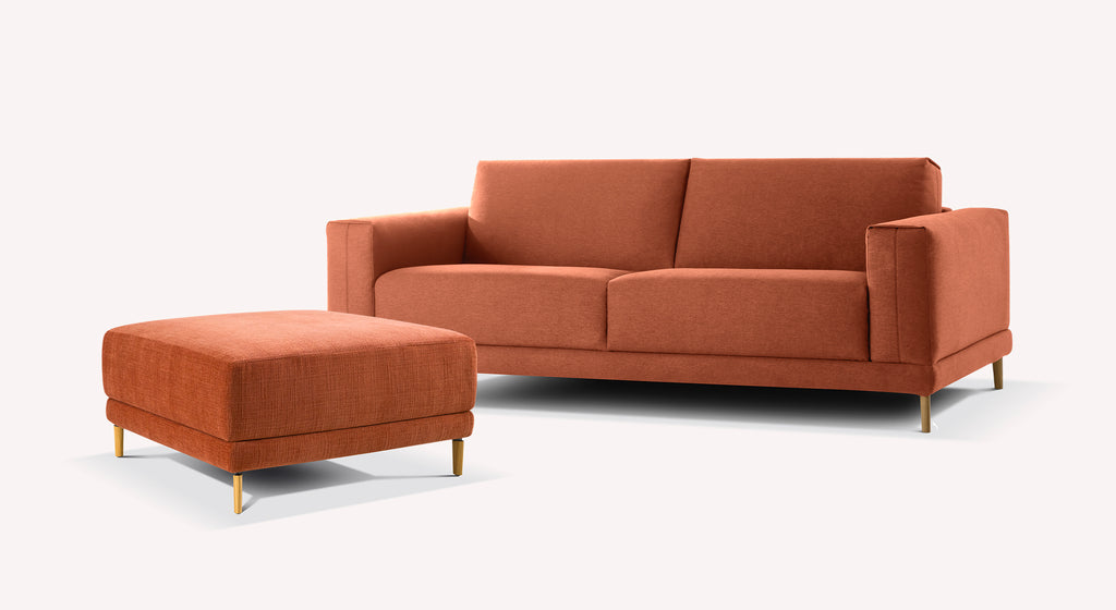 Lot canapé et pouf BAKER en tissu orange avec design moderne et lignes épurées, offrant confort et élégance pour un salon contemporain.