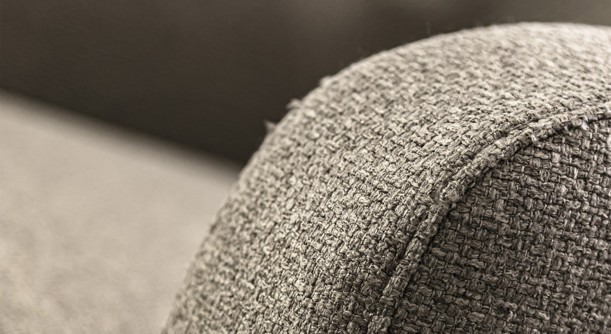 Gros plan sur le tissu anthracite texturé d'un fauteuil Bowa, modèle Bentley