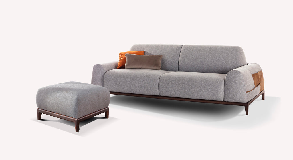 Canapé convertible gris avec pouf assorti, coussins orange et beige, design moderne et élégant