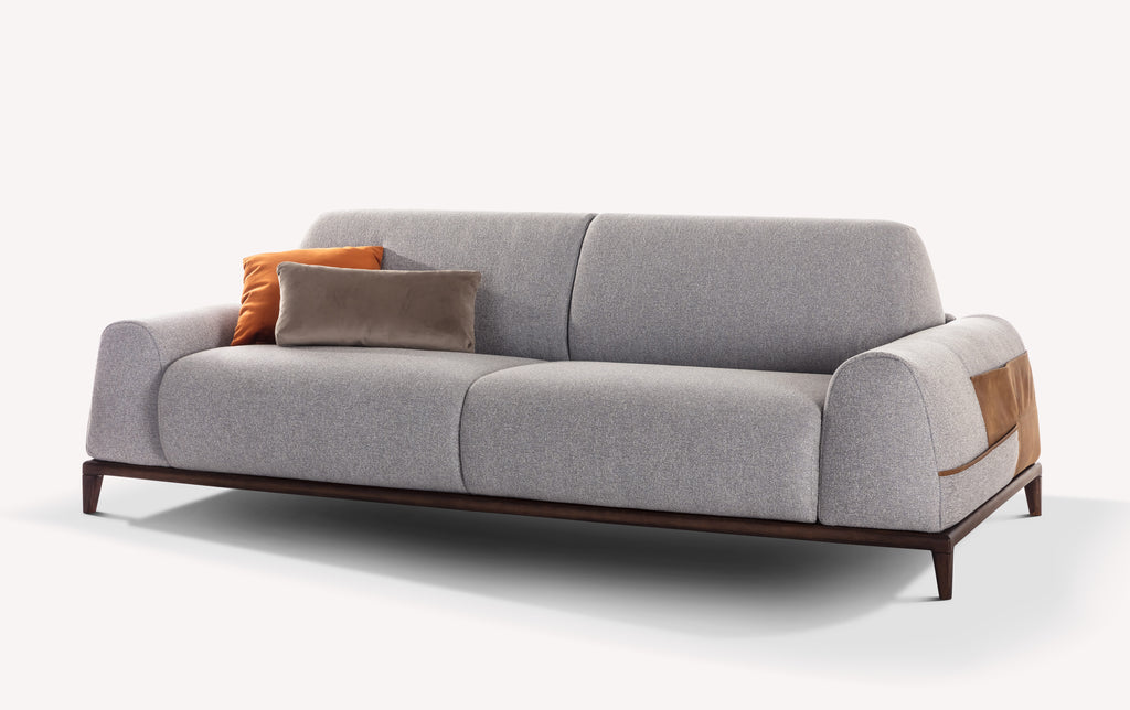 Canapé convertible Darren en tissu gris avec coussins orange et marron, design moderne et accoudoirs en cuir