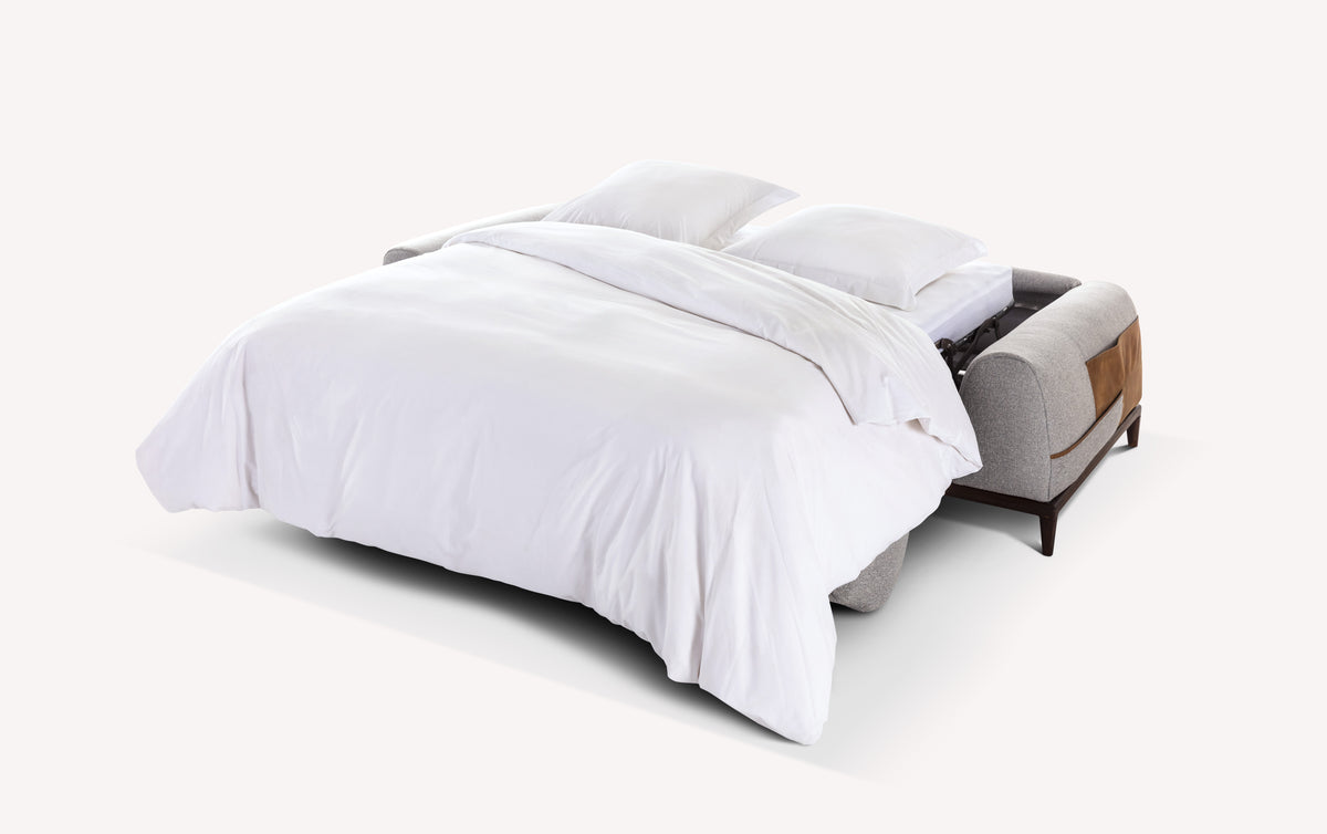 Canapé convertible Darren en tissu gris, ouvert en position lit avec draps blancs