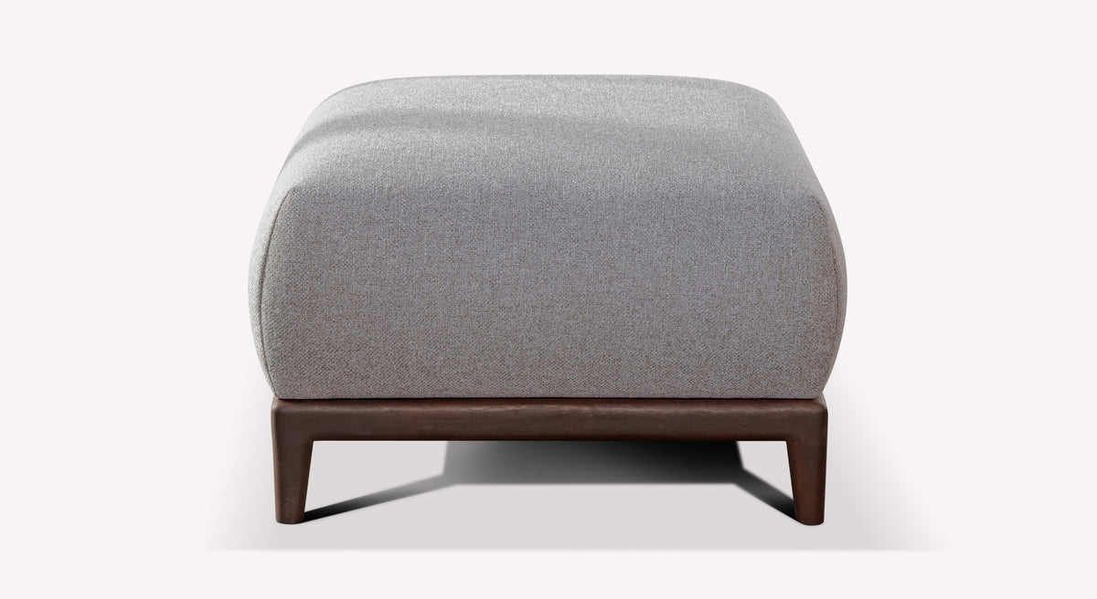 Pouf en tissu gris perle sur base en bois, design moderne et épuré