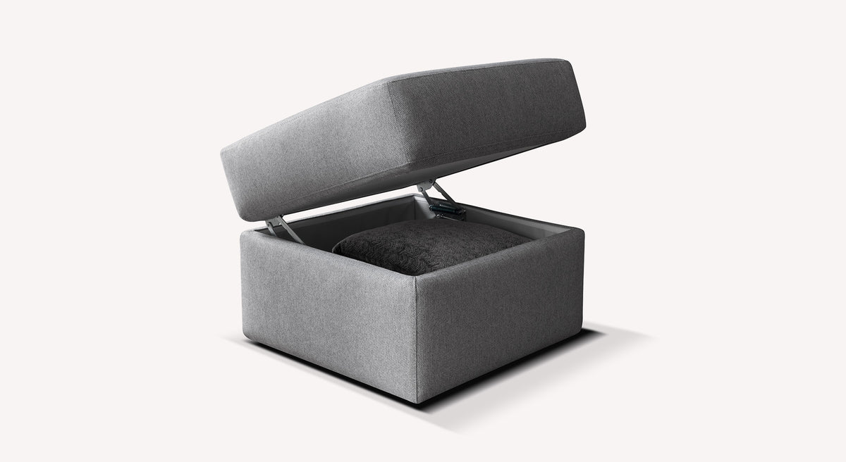 Pouf Coffre DIENNA Gemma Silver gris avec ouverture sur coffre de rangement intérieur, design moderne et compact adapté pour optimiser l’espace dans un salon contemporain.