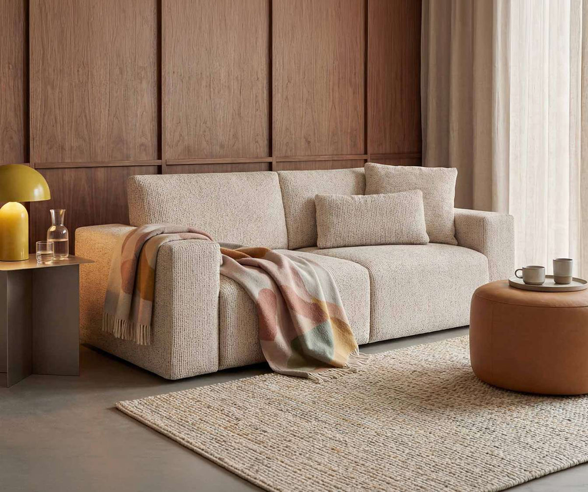 Canapé convertible DOLLY Fixe Silencio Ivoire avec tissu doux, coussins assortis, ambiance chaleureuse, idéal pour un couchage quotidien confortable.