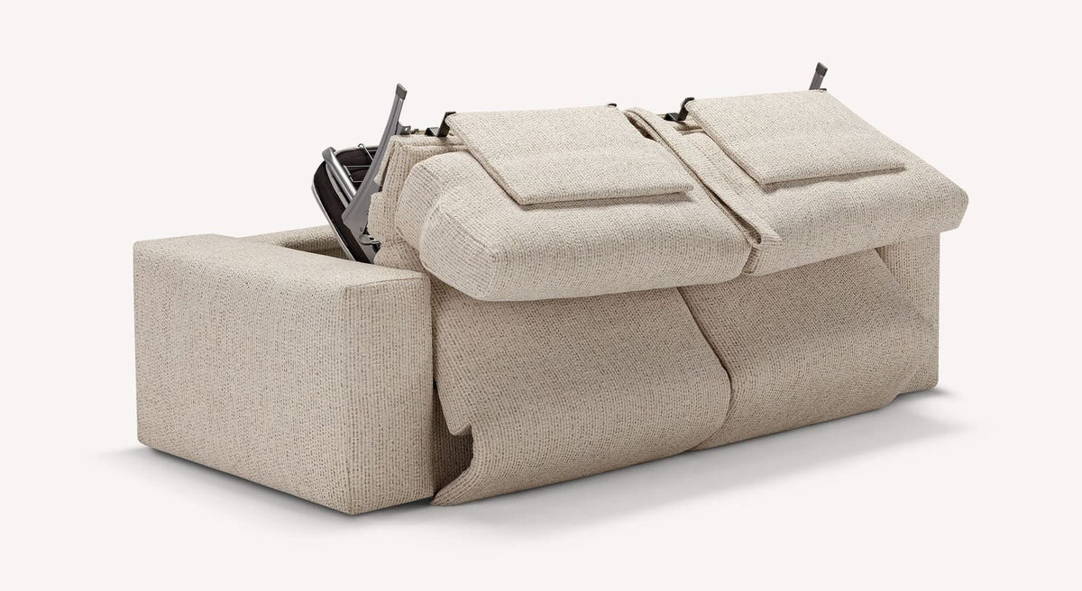 Canapé convertible DOLLY Silencio Ivoire en cours d'ouverture, montrant son mécanisme et son assise en tissu clair pour un couchage pratique et confortable.