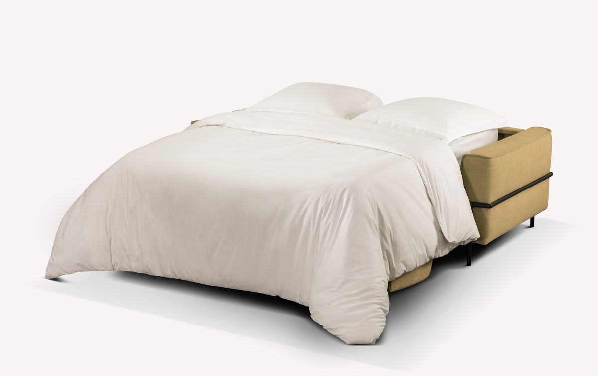 Canapé convertible Eddy ouvert en tissu Nuvole curcuma, transformé en lit avec draps blancs