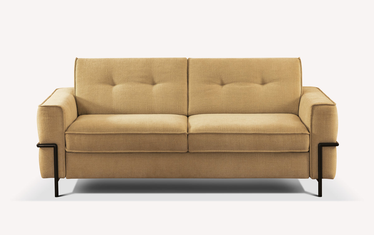 Canapé convertible en tissu curcuma, modèle Eddy, avec accoudoirs et pieds noirs, sur fond blanc